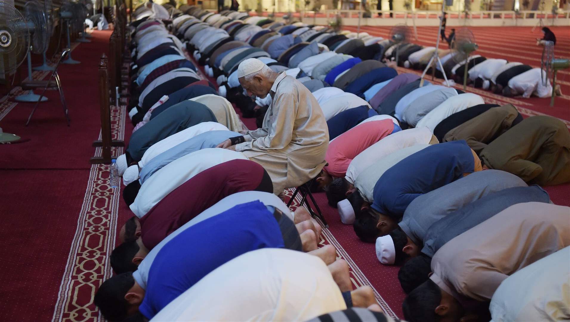 بالفيديو - إمام مسجد مشغول بهاتفه أثناء صلاة التراويح! 