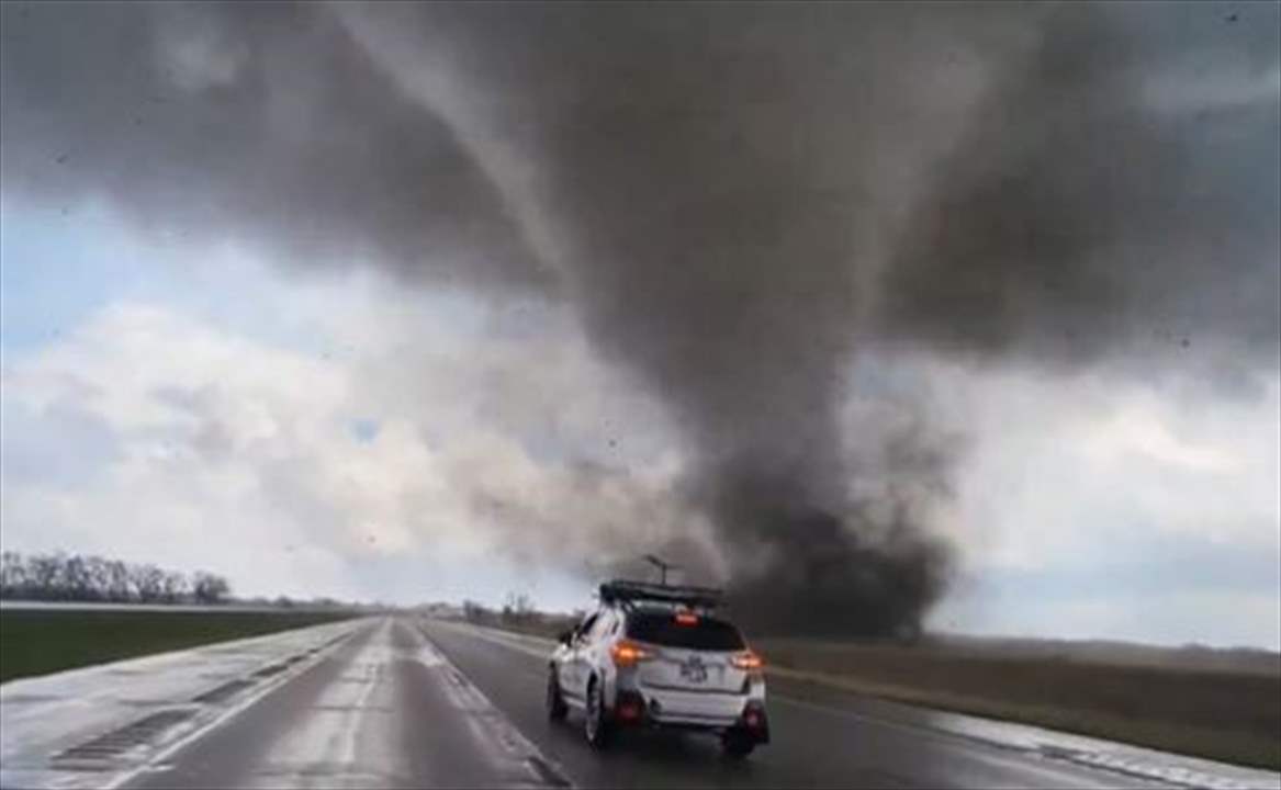 &quot;مشهد ولا في الخيال &quot;.. بالفيديو - كاميرا من سيارة توثق إعصاراً ضخماً 