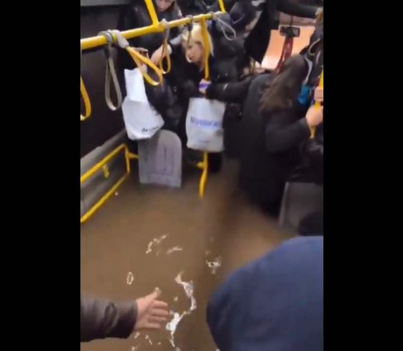 بالفيديو: ركاب عالقون وسط حافلة بسبب الفيضانات 