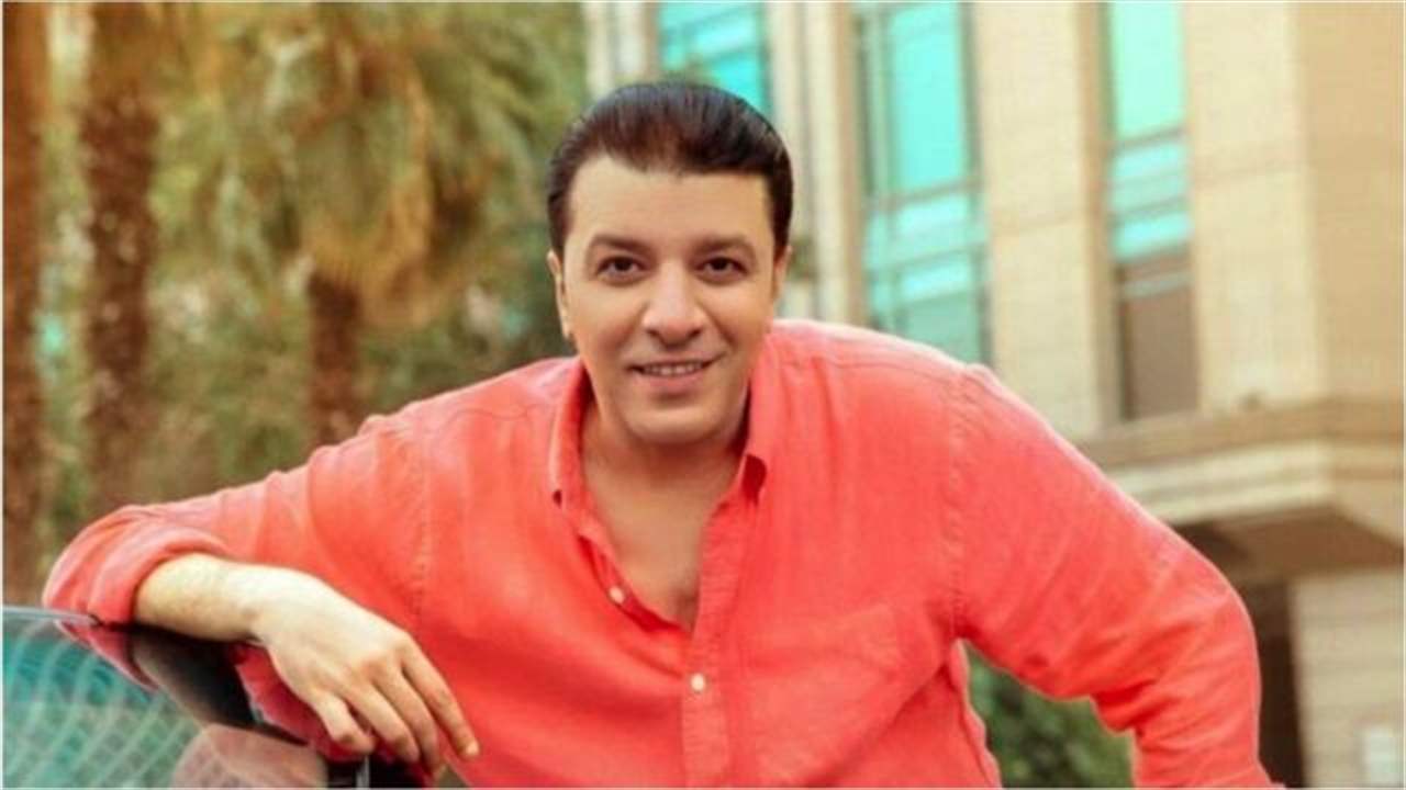 بالفيديو- مصطفى كامل يتأثر يبكي في حفل زفاف ابنته فرح