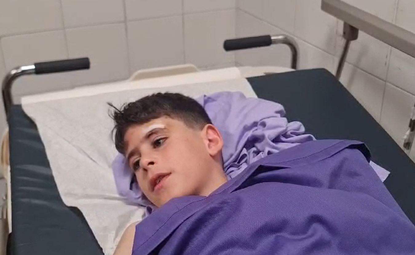 بالفيديو - ردة فعل احد الاطفال الجرحى عقب الغارة الاسرائيلية على طريق كفردجال- النبطية: نحن ما بنخاف من اسرائيل
