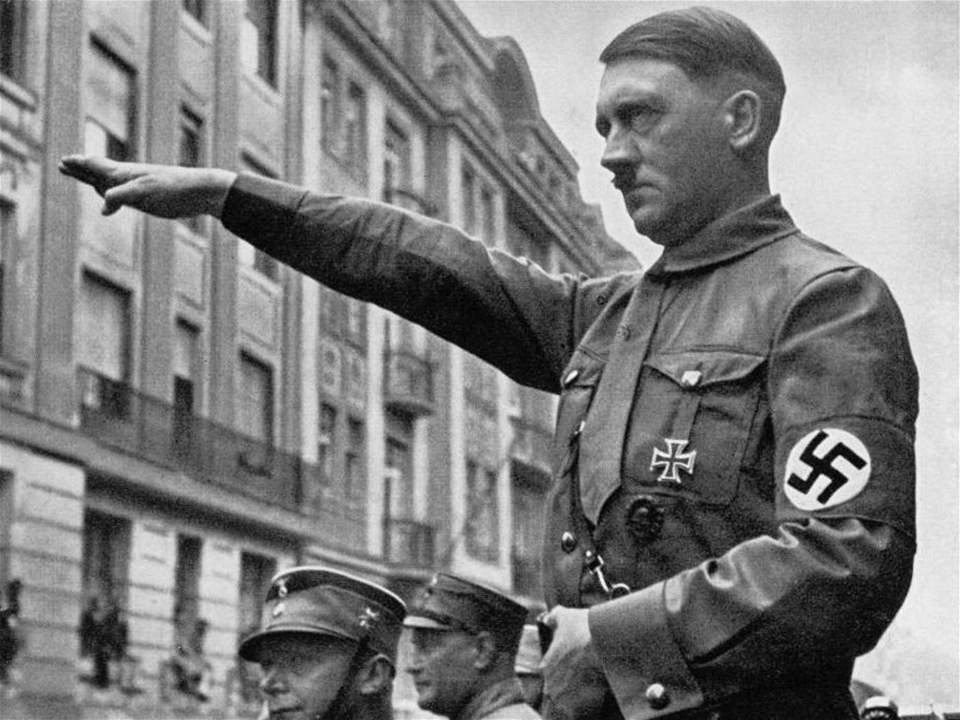 بالفيديو - هتلر يطل بعد 8 عقود.. ألمان غنوا له ففجروا غضباً