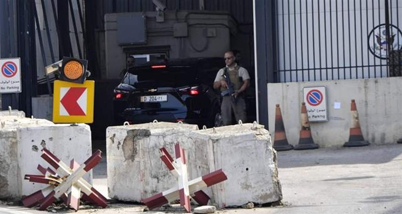 شاهد - جعبة بعبارة &quot;إسلامية&quot;.. فيديو للحظة الهجوم على السفارة الأميركية في لبنان