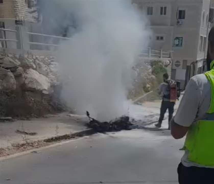 بالفيديو : مسيّرة اسرائيلية تستهدف دراجة نارية في بنت جبيل وفرق الإسعاف تتوجه الى المكان 