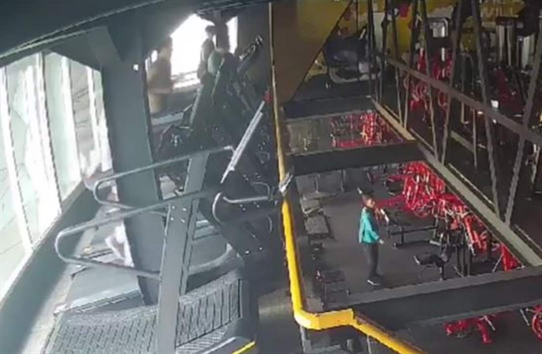 بالفيديو - جهاز مشي يسقط شابة من الطابق الثالث 