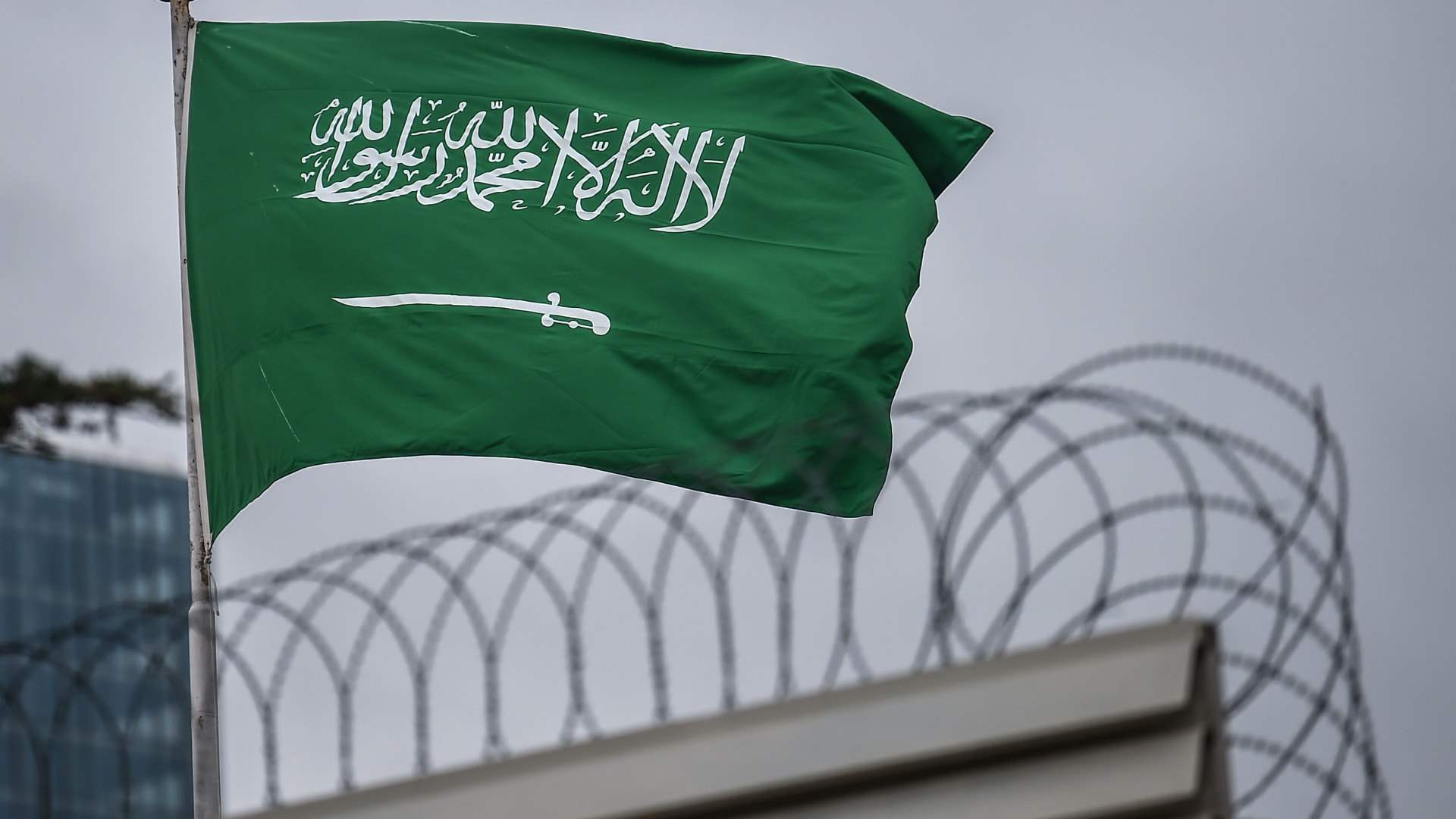 السفارة السعودية تدعو للتقيد بقرار منع السفر إلى لبنان 
