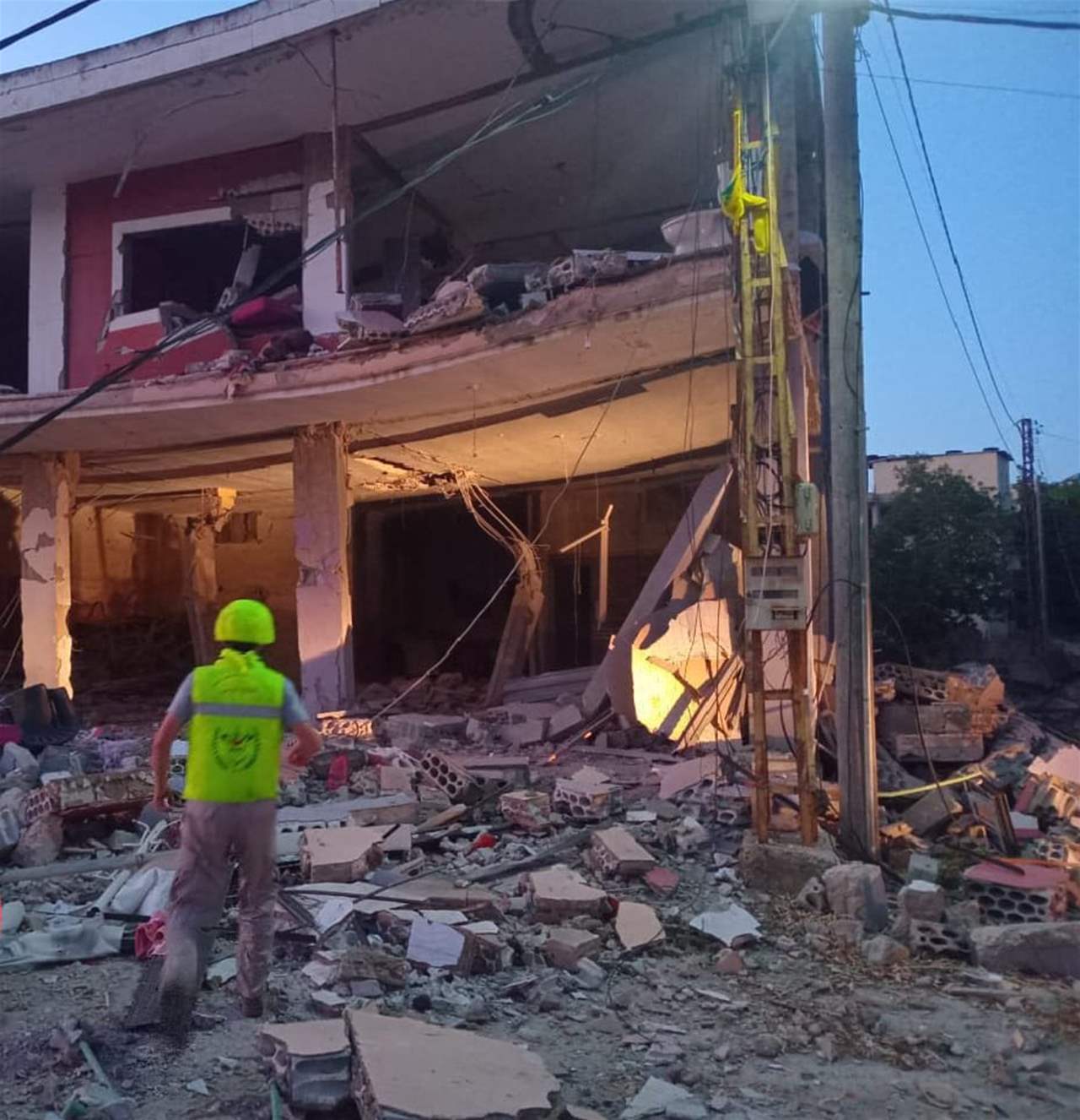 بالصور- آثار الغارة التي استهدفت مبنى في كفركلا فجر اليوم