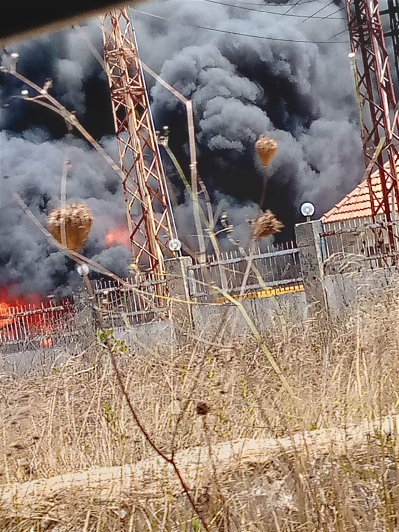 بالصور - اندلاع حريق كبير في محطة الكهرباء في مشروع بلدة الطيبة جراء غارة من مسيرة اسرائيلية