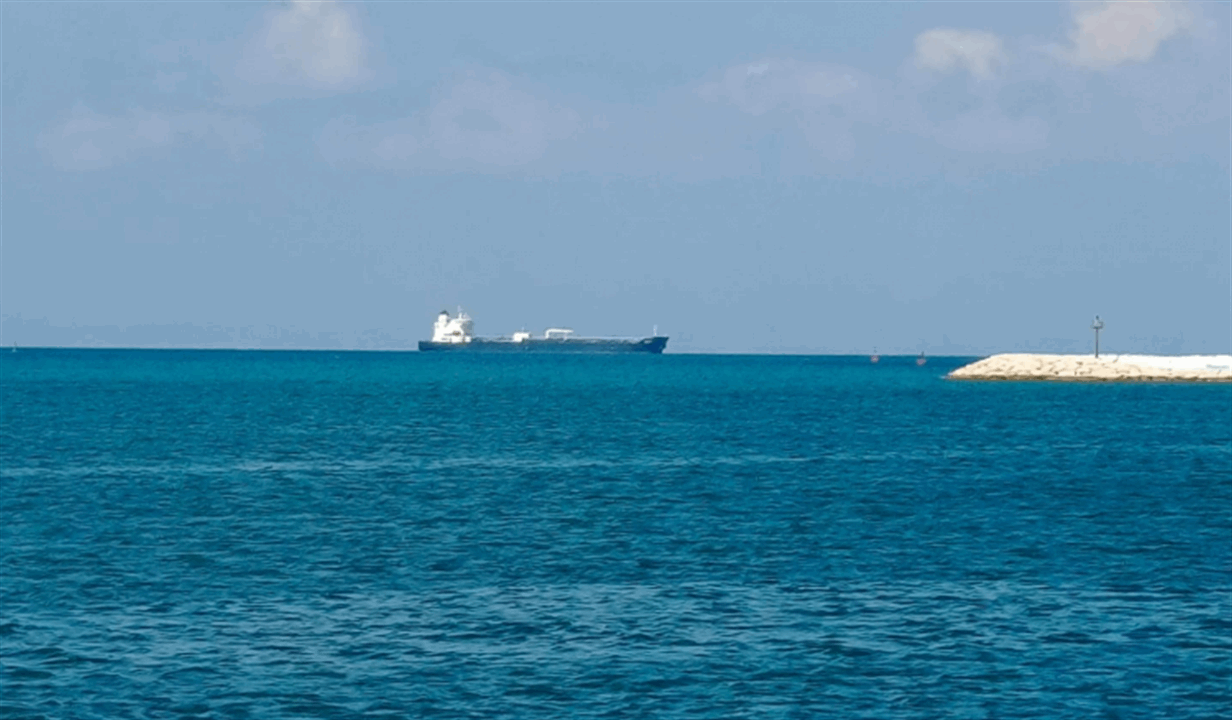 باخرة الفيول الجزائري ترسو في البحر قبالة منشآت نفط طرابلس