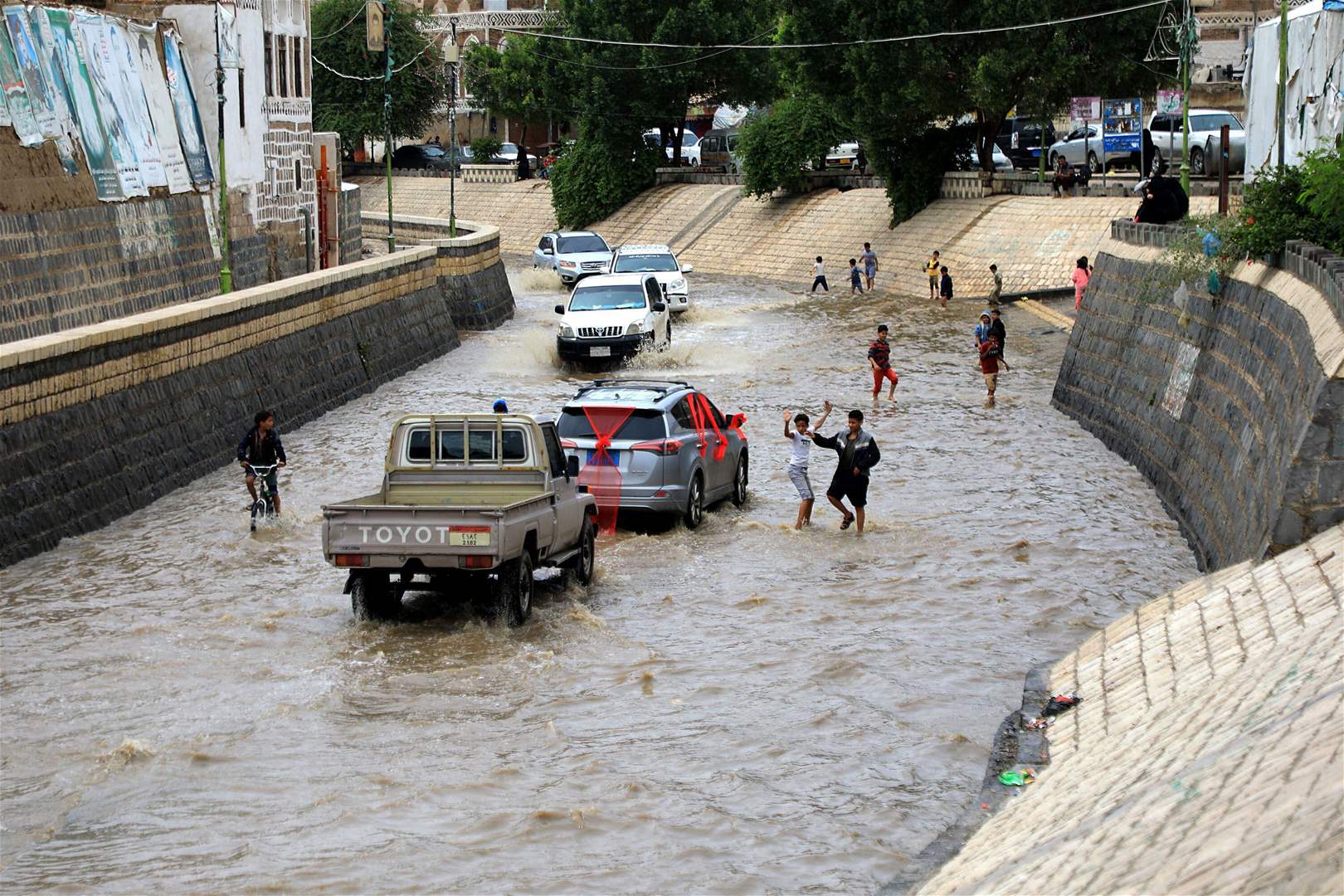 فيضانات غرب اليمن تؤدي إلى تدمير منازل وفقدان 24 شخصاً 