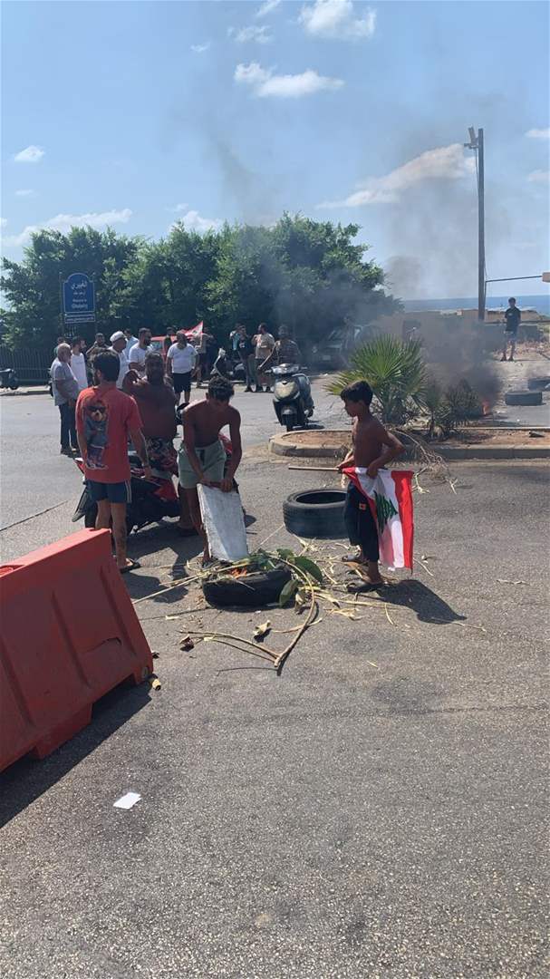 بالصور - محتجون قطعوا طريق الجناح بالاطارات المشتعلة بسبب انقطاع المياه