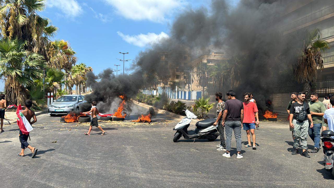 بالفيديو - قطع طريق الجناح في بيروت احتجاجاً على انقطاع المياه