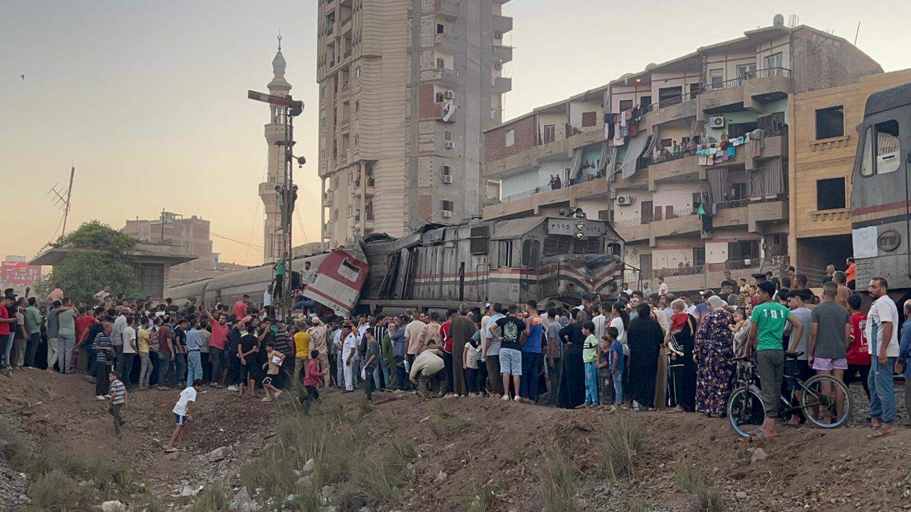 5 قتلى و30 مصاباً في تصادم قطارين بمصر