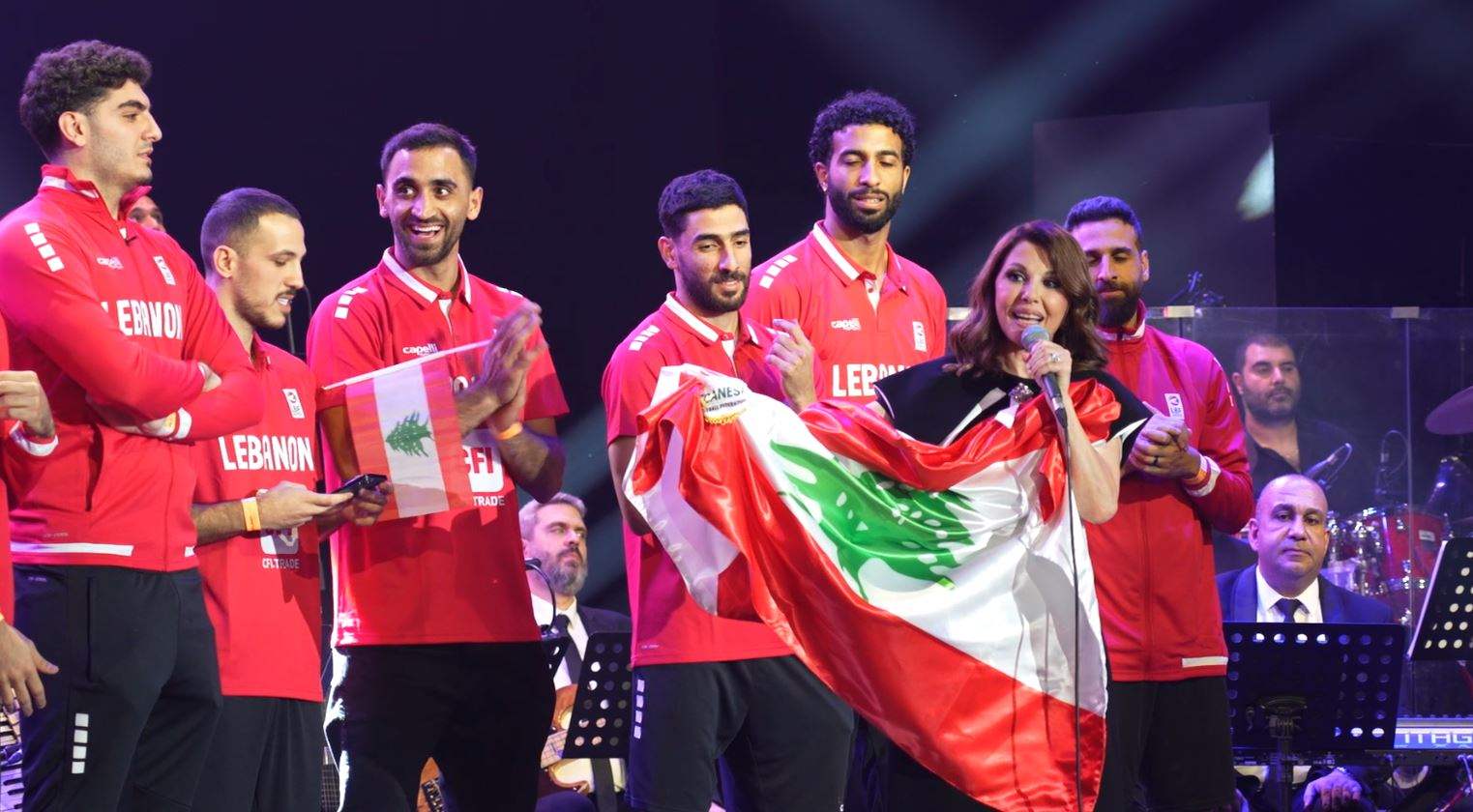 بالفيديو- منتخب لبنان لكرة السلة رافعاً العلم اللبناني مع ماجدة الرومي في دبي