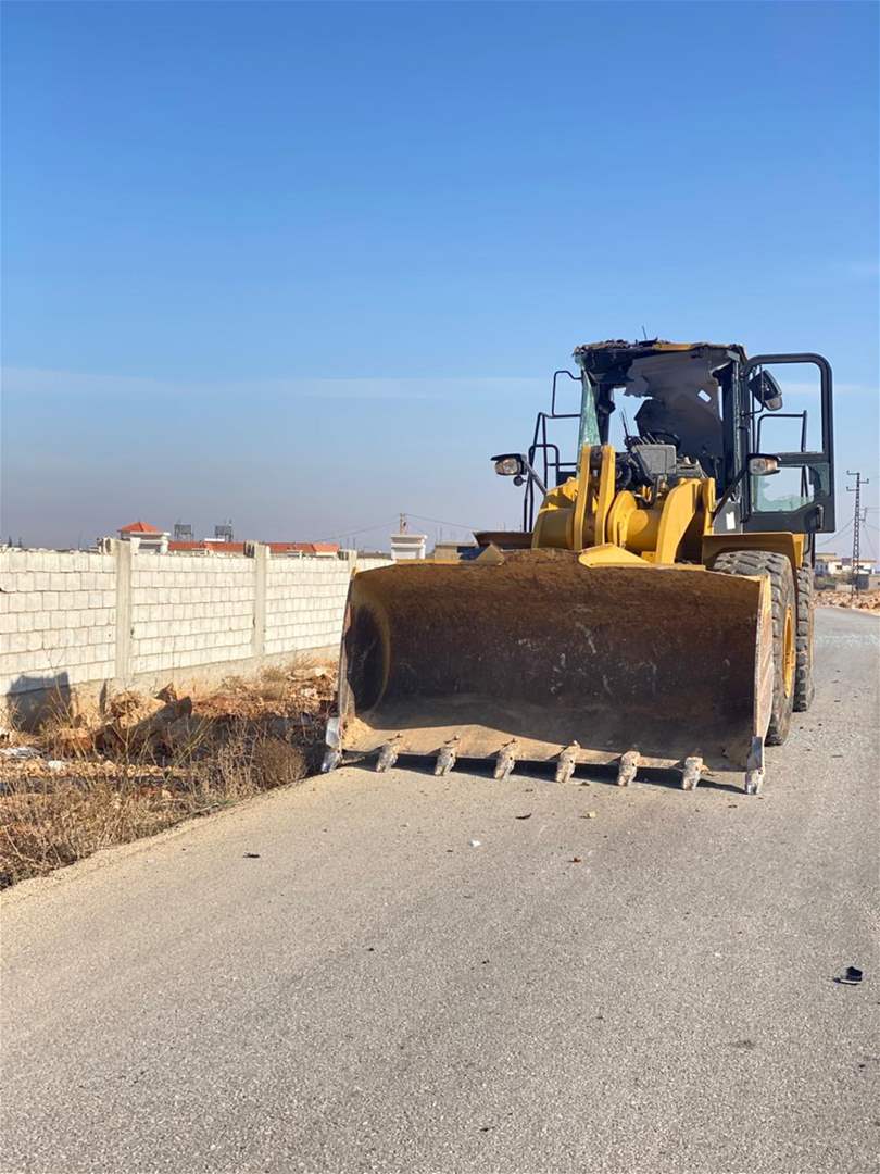 بالصورة- الجرافة التي استهدفتها صباح اليوم مسيّرة اسرائيلية في الهرمل 