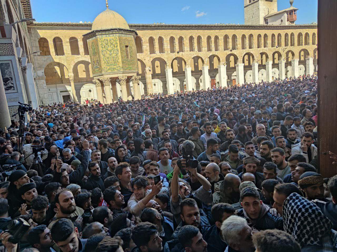 بالصور- في أول صلاة جمعة بعد سقوط الأسد.. السوريون في باحة الجامع الأموي بدمشق 