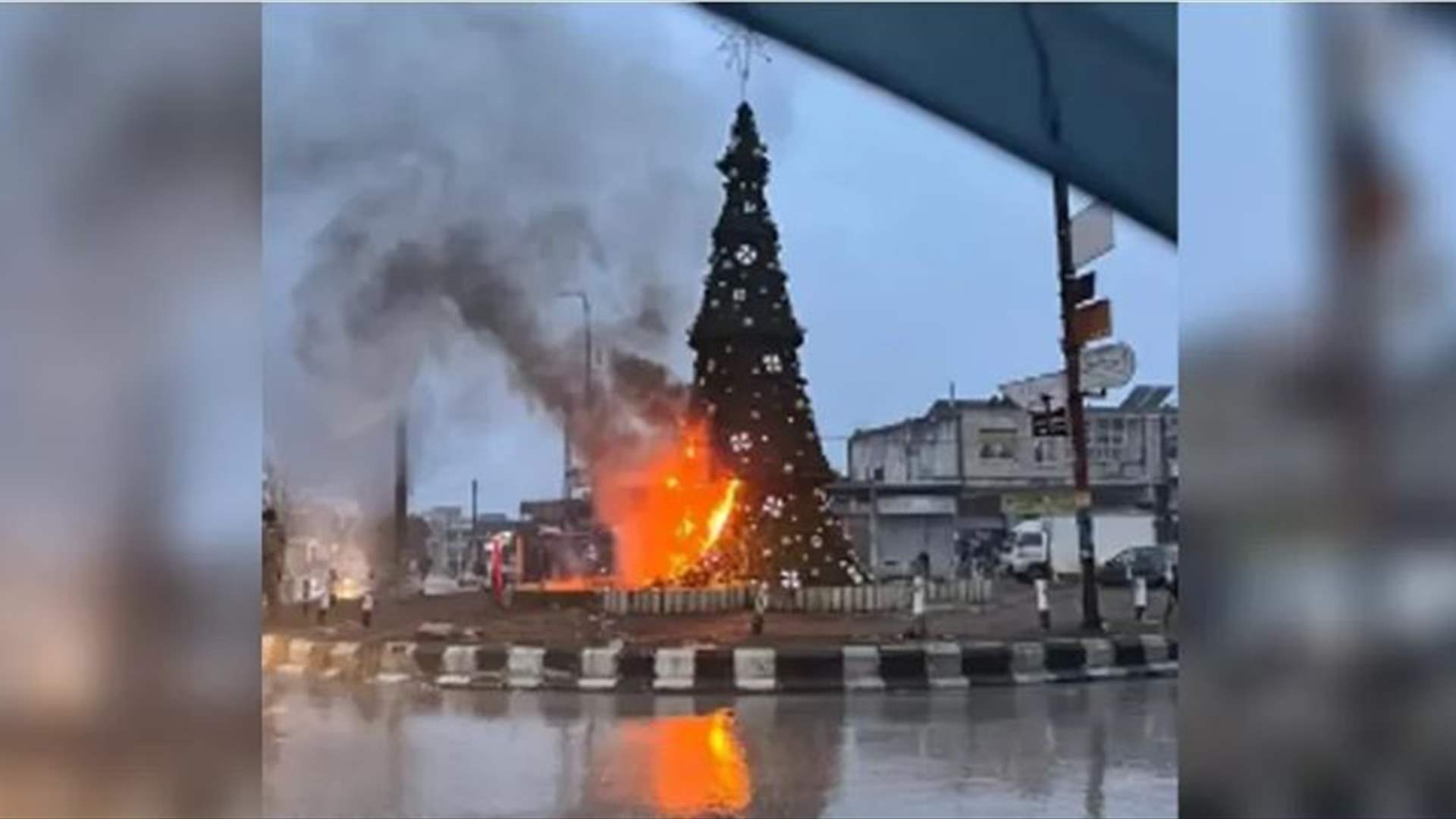 بالصورة: بعد حرقها.. ترميم شجرة الميلاد في دمشق