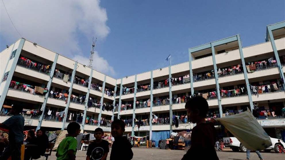 قصف إسرائيلي يستهدف مدرسة تأوي نازحين في مخيم الشاطئ غرب غزة 