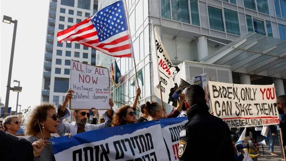 عائلات الأسرى تتظاهر أمام مقر لقاء بلينكن وهرتسوغ في تل أبيب