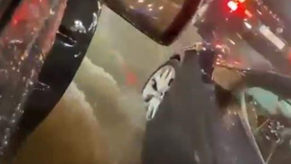 بالفيديو - مناشدات من المواطنين العالقين في سوق جونيه بعد غرقه بالمياه جراء العاصفة 