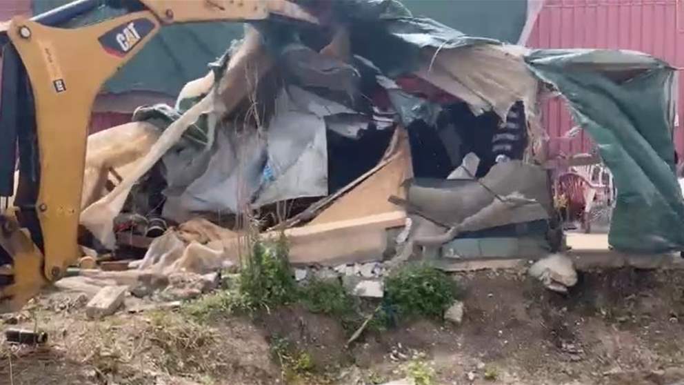 بالفيديو -هدم خيمة للنازحين السوريين داخل أملاك مصلحة الليطاني