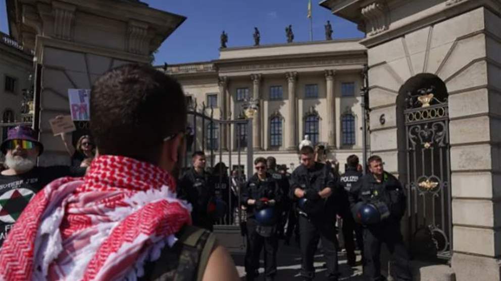 بالصور.. الشرطة الألمانية تفض إعتصاماً طلابياً مناصراً لغزة في برلين