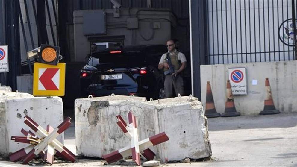 شاهد - جعبة بعبارة "إسلامية".. فيديو للحظة الهجوم على السفارة الأميركية في لبنان