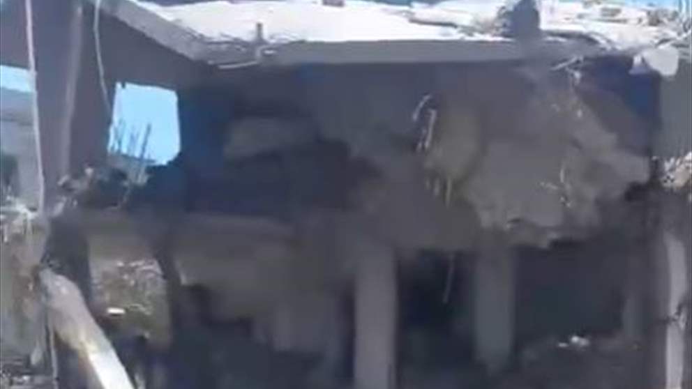 بالفيديو - آثار الدمار في بلدة عيترون جراء  الغارة الاسرائيلية التي استهدفت البلدة اليوم