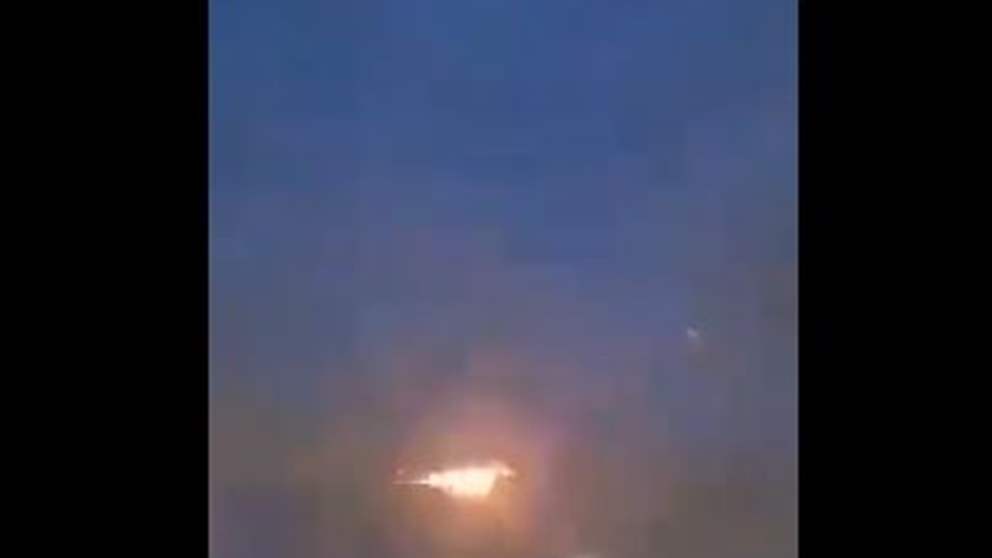 بالفيديو - النيران تشتعل في محرك طائرة أثناء إقلاعها