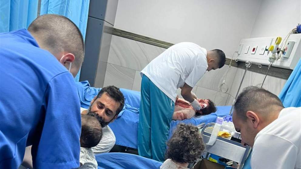 بالصورة - اطفال يتلقون العلاج داخل احدى المستشفيات جراء اصابتهم بالغارة التي استهدفت مبنى بين بلدتي دير قانون النهر وجناتا
