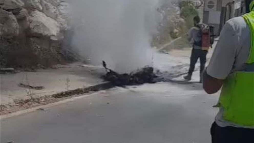 بالفيديو : مسيّرة اسرائيلية تستهدف دراجة نارية في بنت جبيل وفرق الإسعاف تتوجه الى المكان 