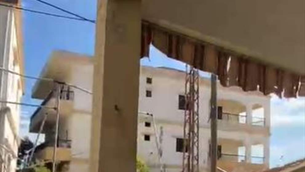 بالفيديو - جيش الاحتلال يُرهب مواطنين وصلوا الى بلدة الضهيرة الحدودية لتفقد منازلهم 