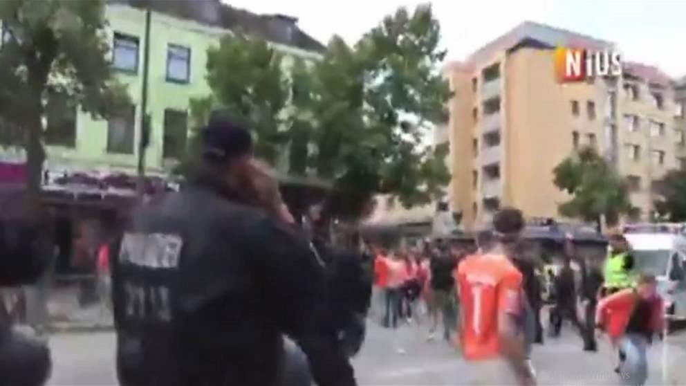 فيديو - هاجم الشرطة بفأس ذهبية في شوارع هامبورغ
