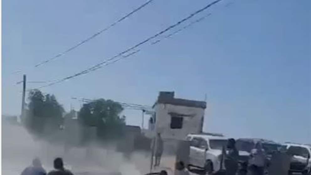 بالفيديو - مسيرة اسرائيلية تستهدف سيارة على طريق بلدة البرغلية