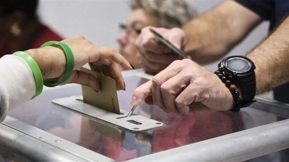 الفرنسيون يدلون بأصواتهم في الجولة الأولى من الانتخابات التشريعية المبكرة