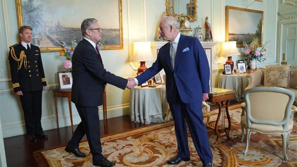 بمراسم "تقبيل اليدين".. ستارمر رئيساً لوزراء بريطانيا رسمياً