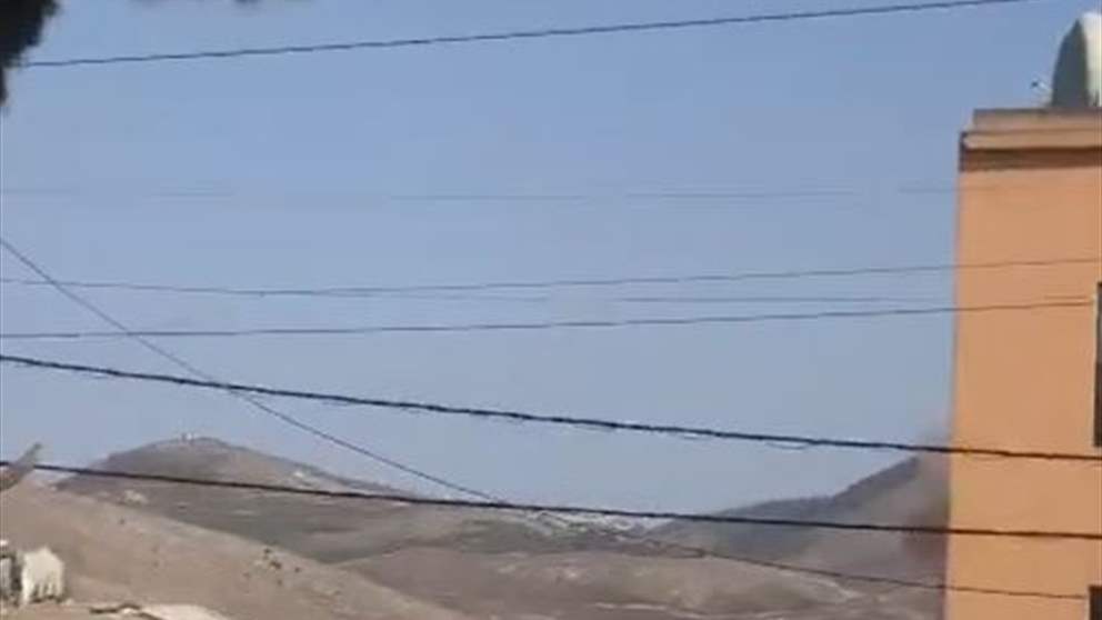 فيديو - لحظة سقوط القذائف المدفعية بين المنازل في بلدة يحمر الشقيف 