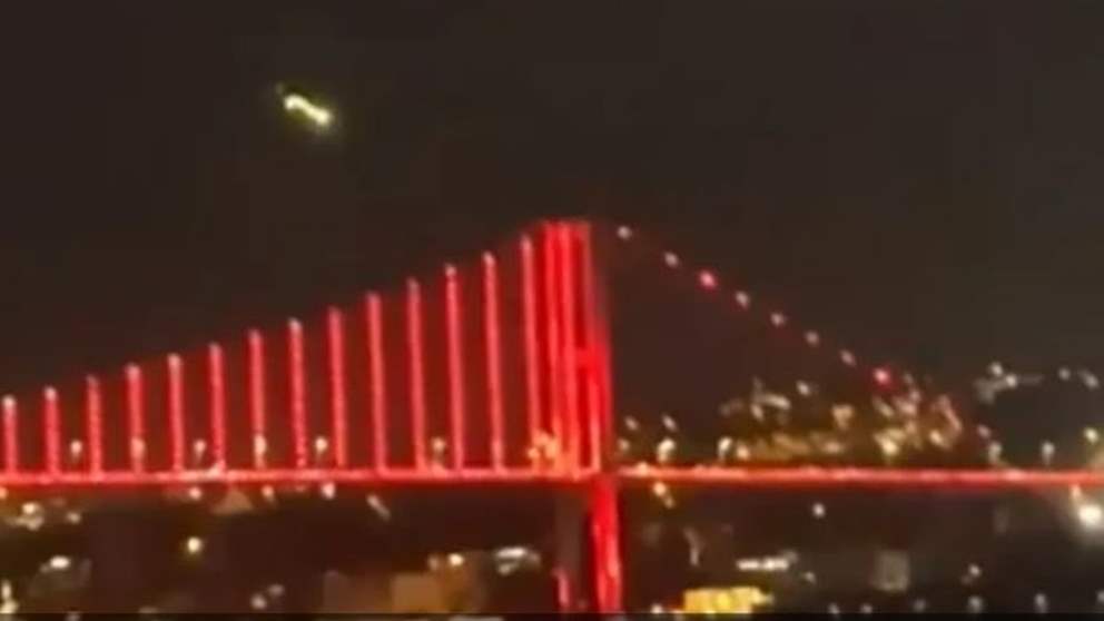 بالفيديو - شعاع ساطع في سماء اسطنبول... نيزك أو صاروخ؟