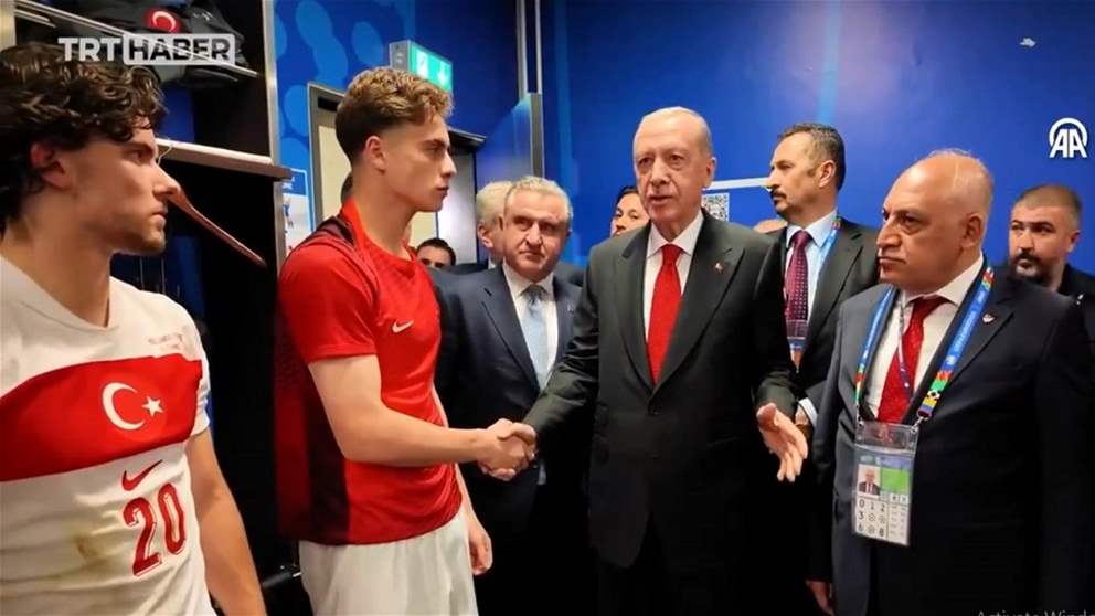 فيديو - ماذا قال إردوغان للاعبي تركيا بعد الهزيمة والإقصاء؟