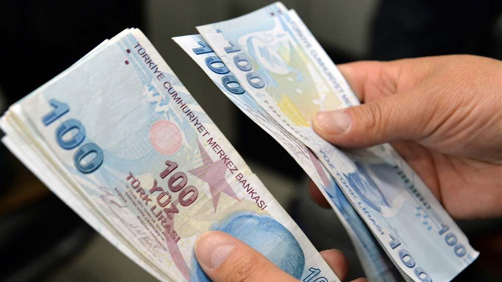 الليرة التركية تهبط إلى مستوى قياسي أمام الدولار 