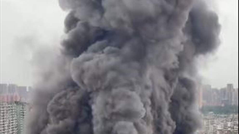 بالفيديو - حريق كبير في مركز تجاري يتسبب بوقوع 16 قتيلاً! 