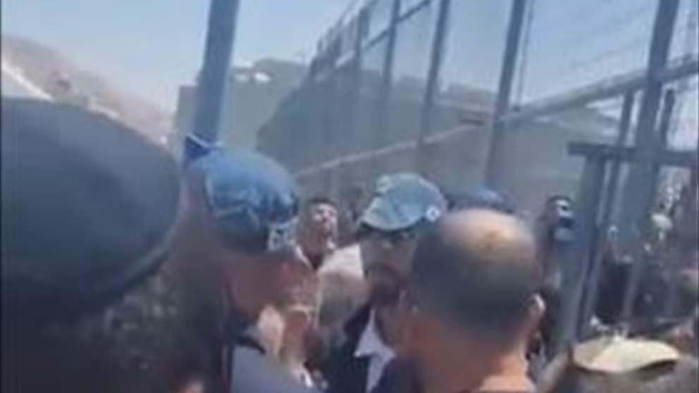بالفيديو - أهالي بلدة مجدل شمس يوجهون هتافات ضد وزير المالية الاسرائيلي: إرحل! 