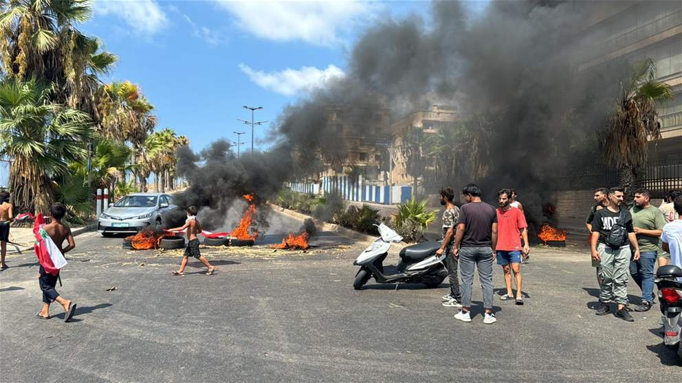 بالفيديو - قطع طريق الجناح في بيروت احتجاجاً على انقطاع المياه