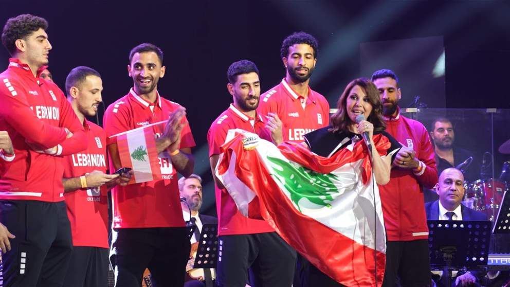 بالفيديو- منتخب لبنان لكرة السلة رافعاً العلم اللبناني مع ماجدة الرومي في دبي