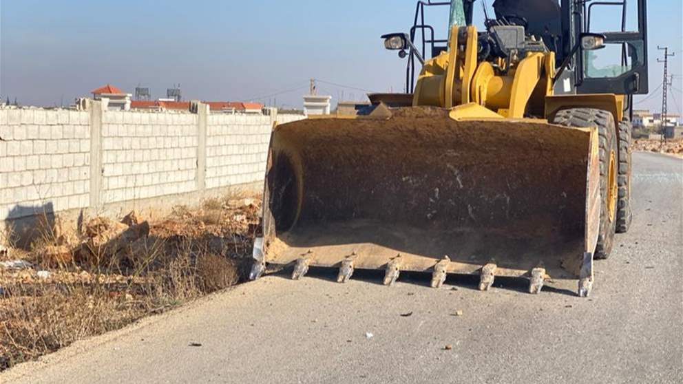 بالصورة- الجرافة التي استهدفتها صباح اليوم مسيّرة اسرائيلية في الهرمل 