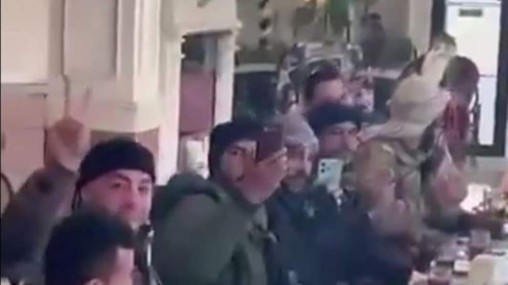 "لبنان رح يرجع".. دبكة ورقص بدمشق مع عناصر تحرير الشام (فيديو) 